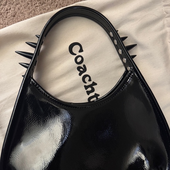 Hard to find and rare Coachtopia bag in crinkle patent leather with spikes - Picture 6 of 16